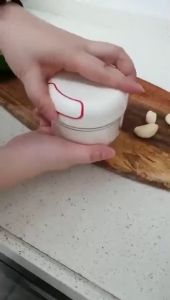 MT80 Market เครื่องบดกระเทียม เครื่องมือปรุงอาหาร เครื่องเตรียมอาหาร ที่สับกระเทียม เครื่องบดกระเทียมแบบดึง  พร้อมส่ง