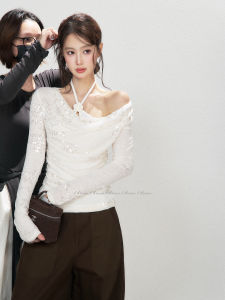 THROUS | Áo Thun Nữ Dài Tay Cổ Yếm Lệch Vai Đính Sequins và Họa Tiết Hoa