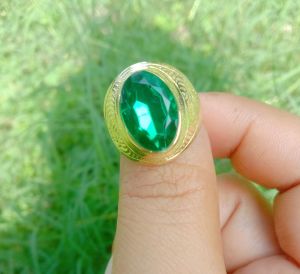 แหวนทองเหลืองลายไทยหัวโตพลอยสีเขียว