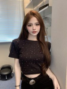 เสื้อยืดคอกลมแขนสั้นสีขาวทรงสลิมฟิตสำหรับผู้หญิงในช่วงฤดูร้อนปี 2025 เสื้อแขนสั้นทรงเข้ารูปแบบใหม่ที่เปิดหน้าท้อง