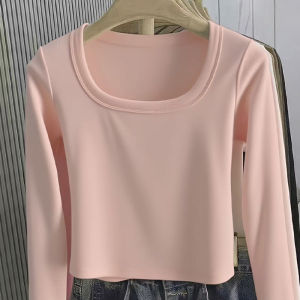 เสื้อยืดคอกว้างแขนยาวทรงสลิมฟิตสีแดงสุดเก๋สำหรับผู้หญิง ฤดูใบไม้ร่วง 2025 ดีไซน์เก๋ไก๋ หวานและเผ็ดร้อน ชุดทำงานสไตล์เกาหลี