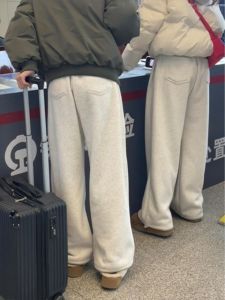 กางเกงวอร์มผ้ากำมะหยี่หนาพิเศษสีเทาดอกไม้สำหรับผู้หญิง กางเกงขายาวทรงตรง ขากว้าง เอวยางยืด ใส่สบายในฤดูใบไม้ร่วงและฤดูหนาว