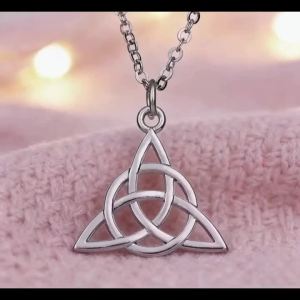 Skyrim Viking Celtics Love Knot Geometric Pendant Necklace Antique Sliver Triquetra Chain Necklace Amulet Jewelry Gift for Women