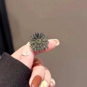 Delicate Full Diamond Daisy Hair Clip Womens Small Size Side Bangs Princess Top Clip Simple Hairdressing Hairpin