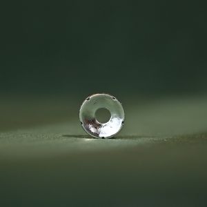 จี้ป้องกันโลหะผสมเงินชุบทอง เครื่องประดับหนังสัตว์สำหรับสร้อยข้อมือ เครื่องประดับแบบเรขาคณิต ลายหัวรhesque สีดำ