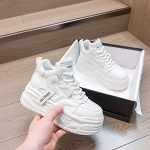 รองเท้าผ้าใบส้นสูงหนังแท้สีแดงสำหรับผู้หญิง รองเท้าลำลองแบบสวม ส้นหนา ทรงหัวมน ทรงหัวมน รองเท้าบิดาเทรนด์ INS รองเท้าลำลอง