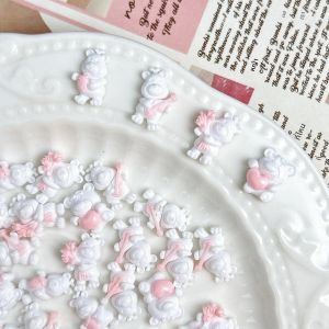 30PCS Luminous น่ารักสีขาวไวโอลินหมีเรซิ่นเล็บ Charms การ์ตูนสตรอเบอร์รี่หัวใจหมีตกแต่งเล็บสําหรับ DIY Hairpin เล็บ