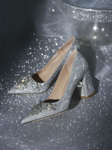 รองเท้าแต่งงานส้นสูงแบบหัวแหลมส้นหนาสำหรับผู้หญิง ทรงหัวแหลม ดีไซน์เรียบง่าย สีสันสดใส วัสดุส่วนบนเป็นหนังสังเคราะห์