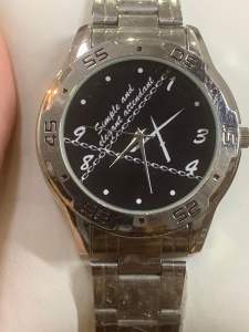 Đồng hồ nam SIMPLE AND .. máy Singapore chạy pin size 43mm mặt đen độc lạ nguyên seal nilon dây đeo  đáy xoáy chống nước tốtdây thép không gỉ khóa bấm mà dài 20cm