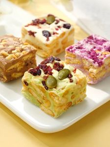 Fasimiyu เค้กนม ขนมถั่ว 208g/กล่อง ขนมอบสไตล์ญี่ปุ่น ขนมขบเคี้ยว รสชาตินม รสชาติมัจฉะ อาหารว่างสําหรับสํานักงานพักผ่อนหย่อนใจ 雪花酥