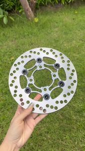 จาน Luxury ลักชูรี่ ขนาด220mm.พร้อมสเปย์เซอร์ ใส่W-125R/S/บังลม ต้องใส่สเปย์เซอร์( W-110i/ปลาวาฬNOUVO/MSX/PCX2015ไม่ต้องรองสเปย์เซอร์)