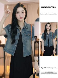 แจ็คเก็ตยีนส์แขนสั้นสไตล์ย้อนยุคสำหรับผู้หญิง ทรงหลวม ผ้าเดนิมคอโปโล ปกติ ฤดูใบไม้ผลิและฤดูร้อน 2024