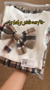 ส่งจากไทย ชุดเด็กผู้หญิง 2-7 ปี ชุดเซ็ท 2 ชิ้น เสื้อสีขาวโบว์ กระโปรงสั้นลายตารางคริสต์มาส ชุดน่ารัก ของขวัญปีใหม่ วันเกิด