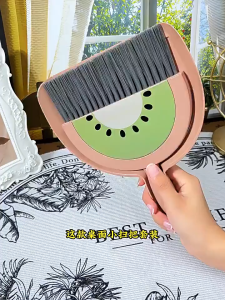 Hithome ชุดไม้กวาดจิ๋ว ไม้กวาดเล็ก ที่ตักผงมินิ ลายการ์ตูน น่ารัก ทำความสะอาดโต๊ะทำงาน คีย์บอร์ด ที่โกยผงขนาดเล็ก