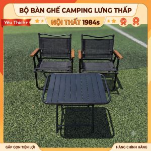 Bộ bàn ghế cắm trại lưng thấp gấp gọn khung kim loại mặt lưới textilen tay vịn gỗ 2 ghế 1 bàn cho du lịch ngoài trời