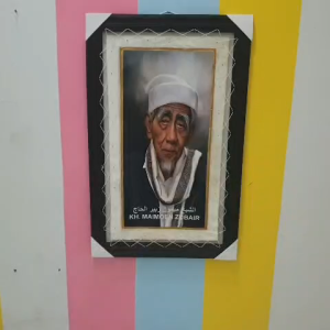 Hiasan Dinding Lukisan KH.Maimoen Zubair Jumbo Sablon Asli Kulit KAmbing