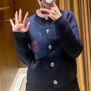 เสื้อคาร์ดิแกนถักผ้าขนสัตว์คอวีปักลายตัวอักษรสไตล์ย้อนยุคฝรั่งเศสสำหรับผู้หญิงในช่วงต้นฤดูใบไม้ผลิ 24 ปี
