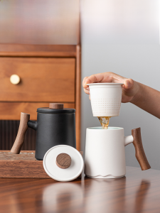 Ceramic Tea Cup with Lid Office Cup Tea Water Separation Porcelain Mug Filtered Personal Specialty Cup Japanese Style Adult Use