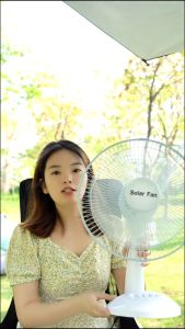 พัดลมตั้งโต๊ะ พัดลมโซล่าเซลล์ พัดลมขนาด 16 นิ้ว แบตเตอรี่ในตัวพร้อมแผงโซล่าเซลล์ แบต 7-9 ชม. พัดลมโซลาเซลล์12 พัดลมแสงโซล่า