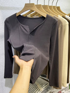 เสื้อยืดคอกว้างแขนยาวทรงสลิมฟิตสำหรับผู้หญิง ฤดูใบไม้ผลิและฤดูใบไม้ร่วง ดีไซน์ใหม่ 2025 เสื้อเชิ้ตคอวีเล็ก เสื้อเชิ้ตทรงเข้ารูป เสื้อเชิ้ตแฟชั่น