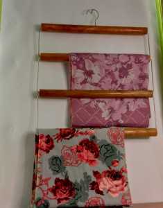 Hanger hijab kayu susunHanger lipat kayu bulat.