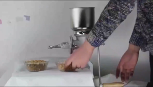 Manual Corn & Rice Mill - Multifunctional Small Grinder for Rice Peanut Coffee Feed Beans Dalak  Home-Use Grain Grinder