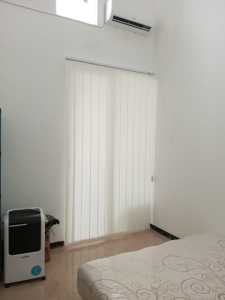Sharp Point Vertical Blinds Tirai Modern variasi lebar 250cm dan tinggi 170cm warna abu
