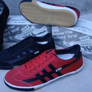 รองเท้าลีโอฟุตซอล พื้นยางดิบ F70S ไซส์ 39"-45" สี ดำแดง Sport กีฬา ออกกำลังกาย