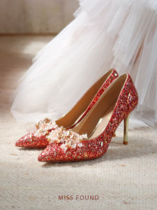 รองเท้าแต่งงานสีแดงคริสตัลสำหรับผู้หญิง รองเท้าแต่งงานแบบใส่ได้สองทาง รองเท้าส้นสูง ทรงหัวแหลม ด้านในทำจากหนังเทียม ส้นสูง 5-8 ซม.