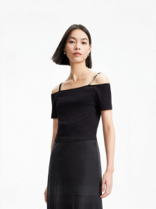 Vero Moda | Elegant and Simple Off-Shoulder T-Shirt with Spaghetti Straps and Rhinestone