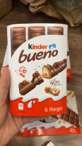 Thanh sô cô la đóng hộp cỡ trung Kinder Bueno socola trắng 129g (6 thanh)