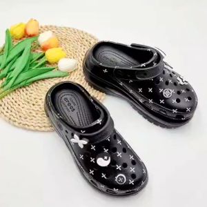 รองเท้าลำลองแฟชั่น สไตล์ SMFK x Crocs Classic Mega Crush Clog