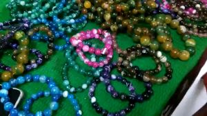 Lắc tay hình xương đá mã não nhiều màu