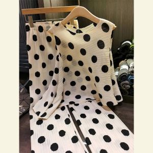 Chất lượng Nova⭐Một người một pleat⭐Mùa hè mới pháp Polka Dot áo vest sát nách Top + ống suông Quần phù hợp với thời trang giản dị Miyake pleat hai mảnh phù hợp với phụ nữ