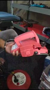 Alat Mesin Ketam Sugu & Penghalus Kayu: Serutan & Hand Planer\\n\\n Apa itu Alat Mesin Ketam Sugu & Penghalus Kayu?\\n\\n Pengertian Alat Mesin Ketam Sugu\\n\\nAlat mesin ketam sugu adalah alat yang digunakan untuk menghaluskan permukaan kayu, memotong, atau mempersiapkan kayu sebelum proses finishing. Alat ini sangat penting bagi para pengrajin kayu, tukang kayu, dan perusahaan pembuatan furnitur. Alat mesin ketam sugu biasanya terdiri dari pisau serut yang tajam dan kuat, serta dilengkapi dengan fitur-fitur tambahan seperti pengaturan tebal serutan dan sistem pendinginan.\\n\\n Fungsi Penghalus Kayu\\n\\nPenghalus kayu atau penghalus kusen pintu jendela memiliki fungsi utama untuk menghaluskan permukaan kayu dan menghilangkan ketidakrataan. Penghalus kayu juga digunakan untuk mempersiapkan permukaan kayu sebelum proses finishing seperti pengecatan atau pengelem. Selain itu, penghalus kayu juga dapat membantu menghilangkan goresan, noda, atau cacat lain pada permukaan kayu.\\n\\n Mengenal Serutan & Hand Planer\\n\\n Serutan Elektrik (Electric Spoke Shave)\\n\\nSerutan elektrik atau electric spoke shave adalah alat mesin ketam sugu yang digerakkan oleh listrik. Alat ini memiliki pisau serut yang tajam dan kuat serta dilengkapi dengan sistem pendinginan. Serutan elektrik sangat cocok untuk penghalusan kayu yang besar dan membutuhkan kecepatan tinggi.\\n\\n Serutan Tangan (Wood Trimming Hand Planer)\\n\\nSerutan tangan atau wood trimming hand planer adalah alat mesin ketam sugu yang digerakkan secara manual. Alat ini memiliki pisau serut yang tajam dan kuat serta dilengkapi dengan pengaturan tebal serutan. Serutan tangan sangat cocok untuk penghalusan kayu yang kecil dan membutuhkan presisi tinggi.\\n\\n Cara Menggunakan Alat Mesin Ketam Sugu & Penghalus Kayu\\n\\n Langkah-langkah Menggunakan Serutan Elektrik\\n\\nBerikut adalah langkah-langkah menggunakan serutan elektrik:\\n\\n1. Pastikan serutan elektrik sudah terhubung dengan电源。请确保电动削刀已连接到电源，并检查所有安全装置是否正常工作。\\n2. 调整削刀的厚度设置，以满足您的需求。\\n3. 将木头放在工作台上，并确保它固定好。\\n4. 打开电动削刀并开始削木头。请保持稳定的速度和方向，以获得最佳效果。\\n5. 完成后，关闭电动削刀并断开电源。\\n\\n 使用木工手动削刀的步骤\\n\\n以下是使用木工手动削刀的步骤：\\n\\n1. 确保手动削刀的刀片锋利且牢固。\\n2. 调整手动削刀的厚度设置，以满足您的需求。\\n3. 将木头放在工作台上，并确保它固定好。\\n4. 手动推动削刀以削木头。请保持稳定的速度和方向，以获得最佳效果。\\n5. 完成后，清洁手动削刀并妥善存放。\\n\\n Alat Mesin Ketam Sugu & Penghalus Kayu的优点和缺点\\n\\n 电动削刀的优点\\n\\n- 高效快速地削木头\\n- 可以处理大量木材\\n- 可以调整削刀厚度以满足不同需求\\n\\n 电动削刀的缺点\\n\\n- 需要电源\\n- 可能会发出噪音\\n- 维护成本较高\\n\\n 手动削刀的优点\\n\\n- 不需要电源\\n- 操作简单易学\\n- 成本较低\\n\\n 手动削刀的缺点\\n\\n- 需要手动操作，可能较费力\\n- 可能无法处理大量木材\\n- 需要定期磨刀以保持锋利