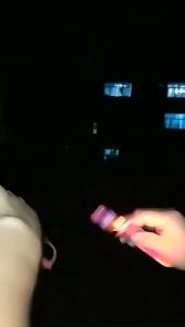 ของเล่นกลางแจ้งสำหรับเด็กที่ส่องแสงตอนกลางคืนพร้อมไฟ LED กระพริบ จานบินเรืองแสง ลูกธนูบิน ลูกข่างหมุน แท่งเรืองแสง แหวนนิ้ว สร้อยข้อมือ ของเล่น อุปกรณ์จัดงานปาร์ตี้สำหรับเด็กอนุบาล นักเรียน ของขวัญรางวัล