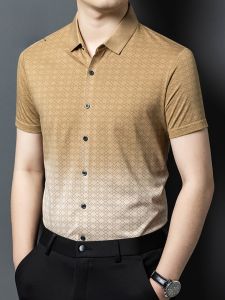 ROMON | เสื้อเชิ้ตแขนสั้นผู้ชายฤดูร้อน 2025 ใหม่บาง หลวม ลำลอง ระบายอากาศได้ดี ป้องกันรอยยับ ไม่ต้องรีด ลายทาง เสื้อเชิ้ตผ้าผสมโพลีเอสเตอร์