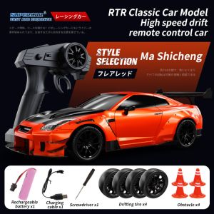 รถดริฟท์การแข่งรถ1: 20 RC Drift Car รีโมตคอนโทรลความเร็วสูงรถดริฟท์ขับเคลื่อนสี่ล้อ GTR พร้อมรถของเล่นของขวัญสำหรับเด็กแสงเย็น รถบังคับ ดริฟ