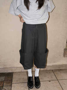 มาถึง 24 ลำลอง หลวม ทรงเอ Neutral กางเกงขาสั้น มีกระเป๋ายาวเจ็ดนิ้ว ทันสมัย สไตล์สเมืองสีบริสุทธิ์ ฤดูร้อน กางเกงขาสั้น