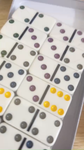 HỘP DOMINO ĐIỂM MÀU – NHỰA MELAMINE CAO CẤP – HỘP THIẾC SANG TRỌNG