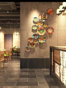 จานตกแต่งรูปแบบชาติพันธุ์สไตล์จีน จานแขวนรูปวงกลมสำหรับตกแต่งร้านอาหาร จานสำหรับวางของแบบพิเศษสำหรับตกแต่งตัวด้านหลัง