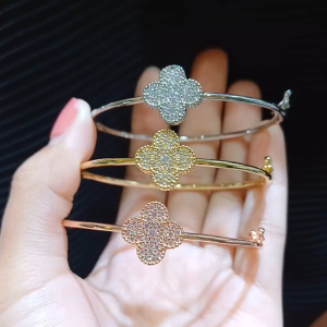 Gelang Bangle Clover Diamond GLR-335 VR: Gelang Emas untuk Wanita