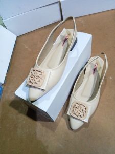 Pansus Wanita Karet Belakang Bunga
