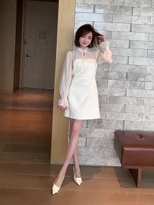 MIUCO | Đầm Cheongsam Cổ Tròn Viền Thêu Đính Đá Cổ Áo Măng Đào Tay Loe In Hoa Nếp Li Accentuating