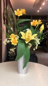 แจกันดอกไม้ประดิษฐ์ โทนสีเหลือง กระถางดอกไม้ปลอมตกแต่ง