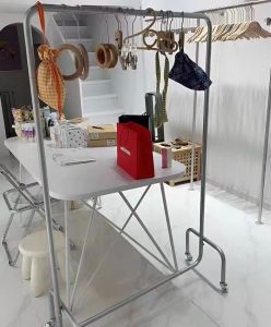 Modern Minimalist Stainless Steel Clothing Display Rack for Womens Wear Store Free-Standing Mobile Clothes Rod with Wheels