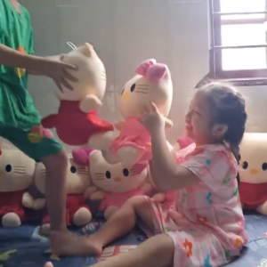 đồ chơi KITTY NHỒI BÔNG CAO 40cm-42cm siêu cute giao màu áo ngẫu nhiên