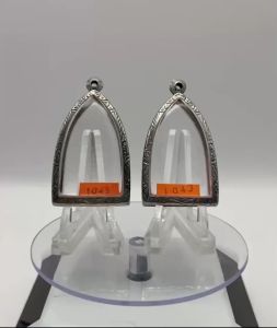 No.(1043 หนา/บาง) ตลับพระ กรอบพระสแตนเลสลายไทย หลวงปู่ทวด /โลหะพระสิบทัศน์ หรือพิมพ์ใกล้เคียง ขนาดวงใน 2.9*4.6 ซม. ขนาดที่ใส่สวย2.6*4.3 ซม.