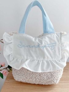 กระเป๋าสี่เหลี่ยมแบนทรงสี่เหลี่ยมลายขอบลูกไม้ขนแกะฤดูใบไม้ร่วงและฤดูหนาวใหม่ กระเป๋าสตางค์เด็กนักเรียนขนาดเล็กสำหรับทานอาหารกลางวัน กระเป๋าปิกnik