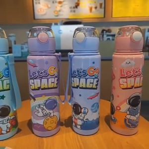 น้ําพลาสติก ลายการ์ตูนนักบินอวกาศ ขวดน้ำพลาสติกลายน่ารัก พร้อมหลอด 700ml กันรั่ว